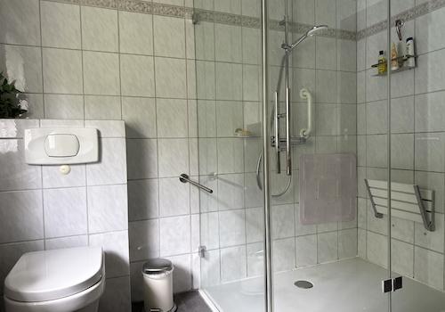 Plus Tageslicht-Badezimmer!