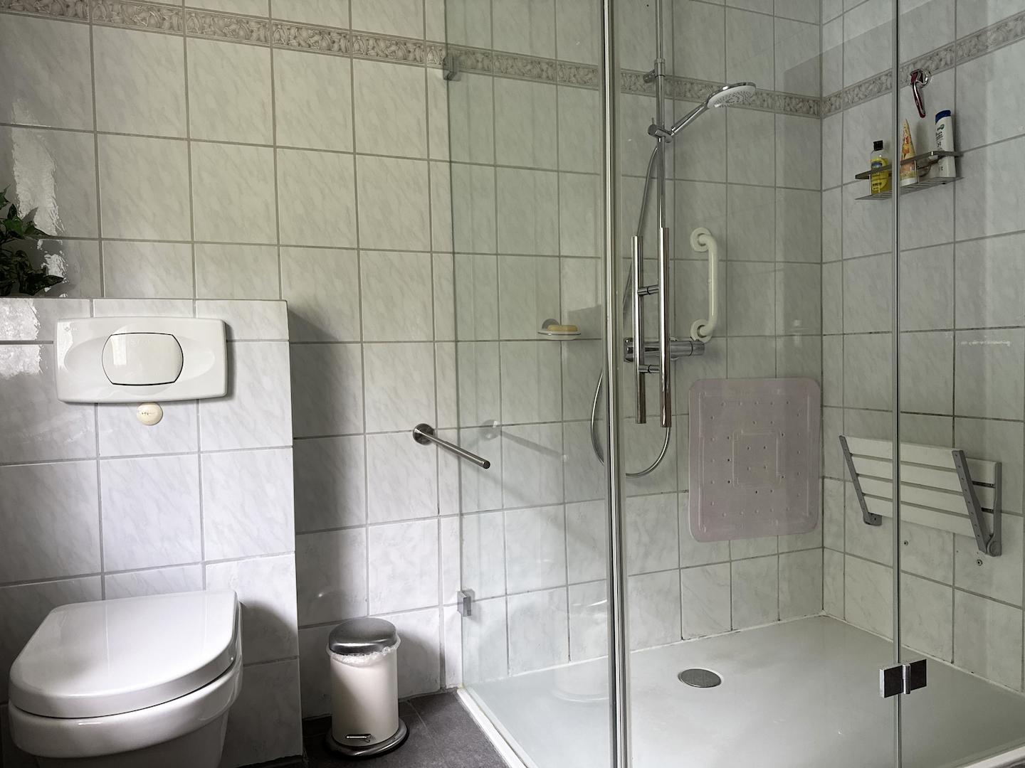 Plus Tageslicht-Badezimmer!