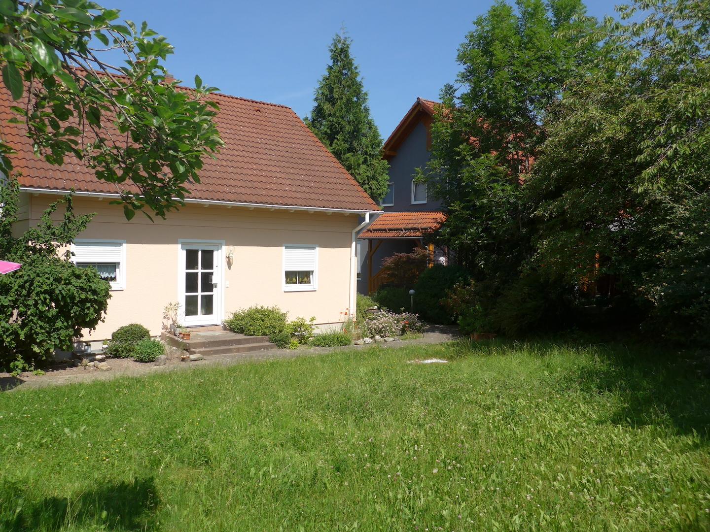 Gartenansicht mit Eingang