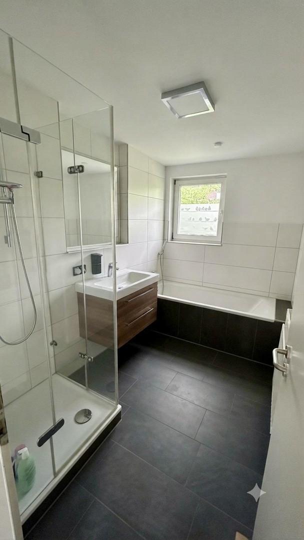 Bad 2 mit Wanne + Dusche