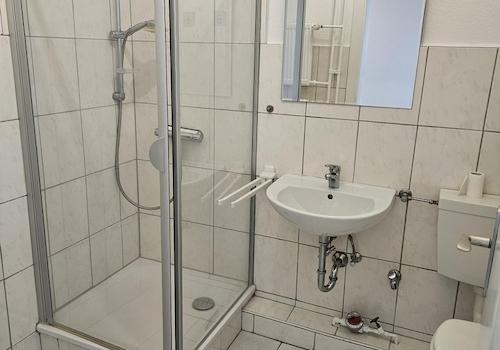 Badezimmer mit Dusche