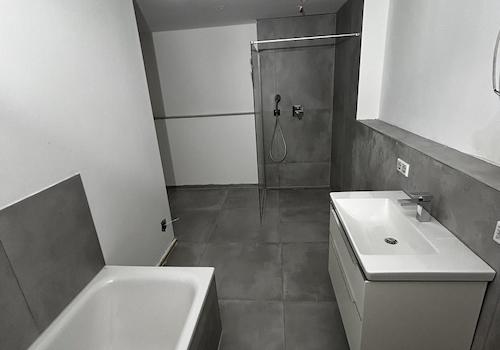 großes Badezimmer