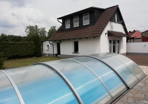 Pool mit Ferienhäuschen
