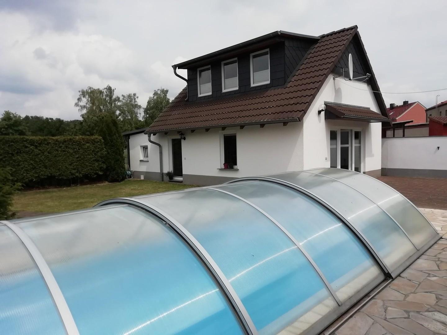 Pool mit Ferienhäuschen