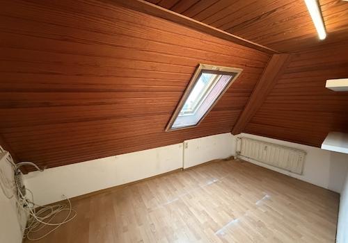 Zimmer Maisonette links