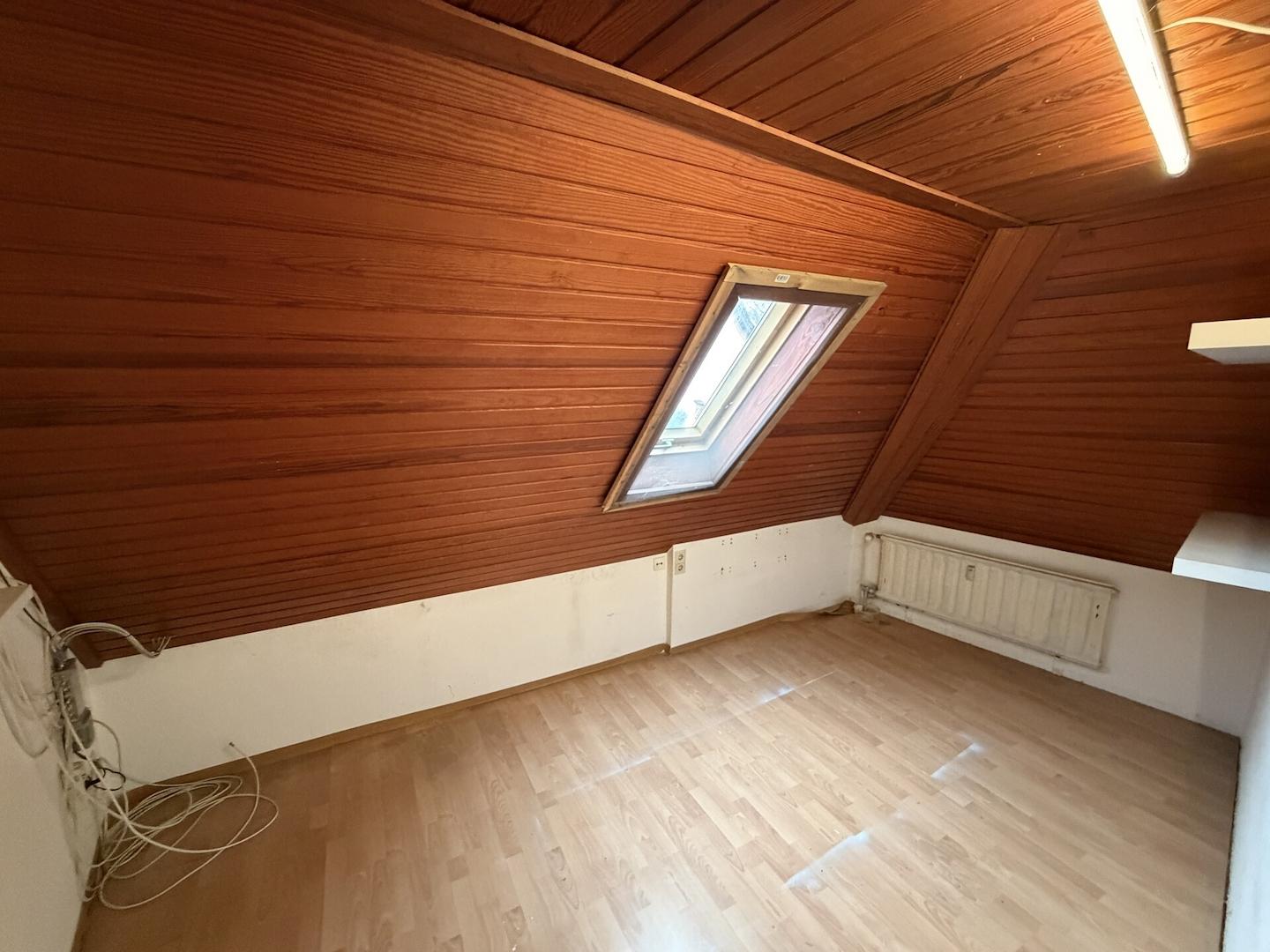 Zimmer Maisonette links