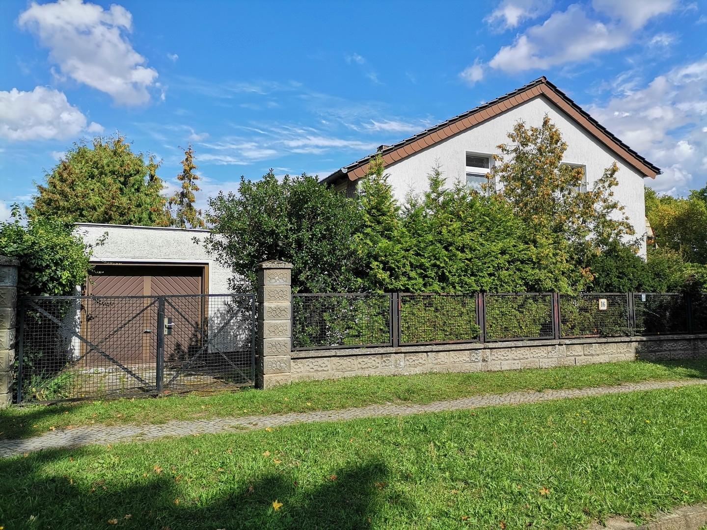 Straßenansicht mit Garage 