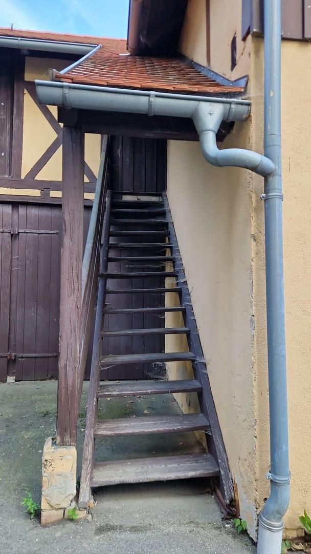 Überdachte Außentreppe