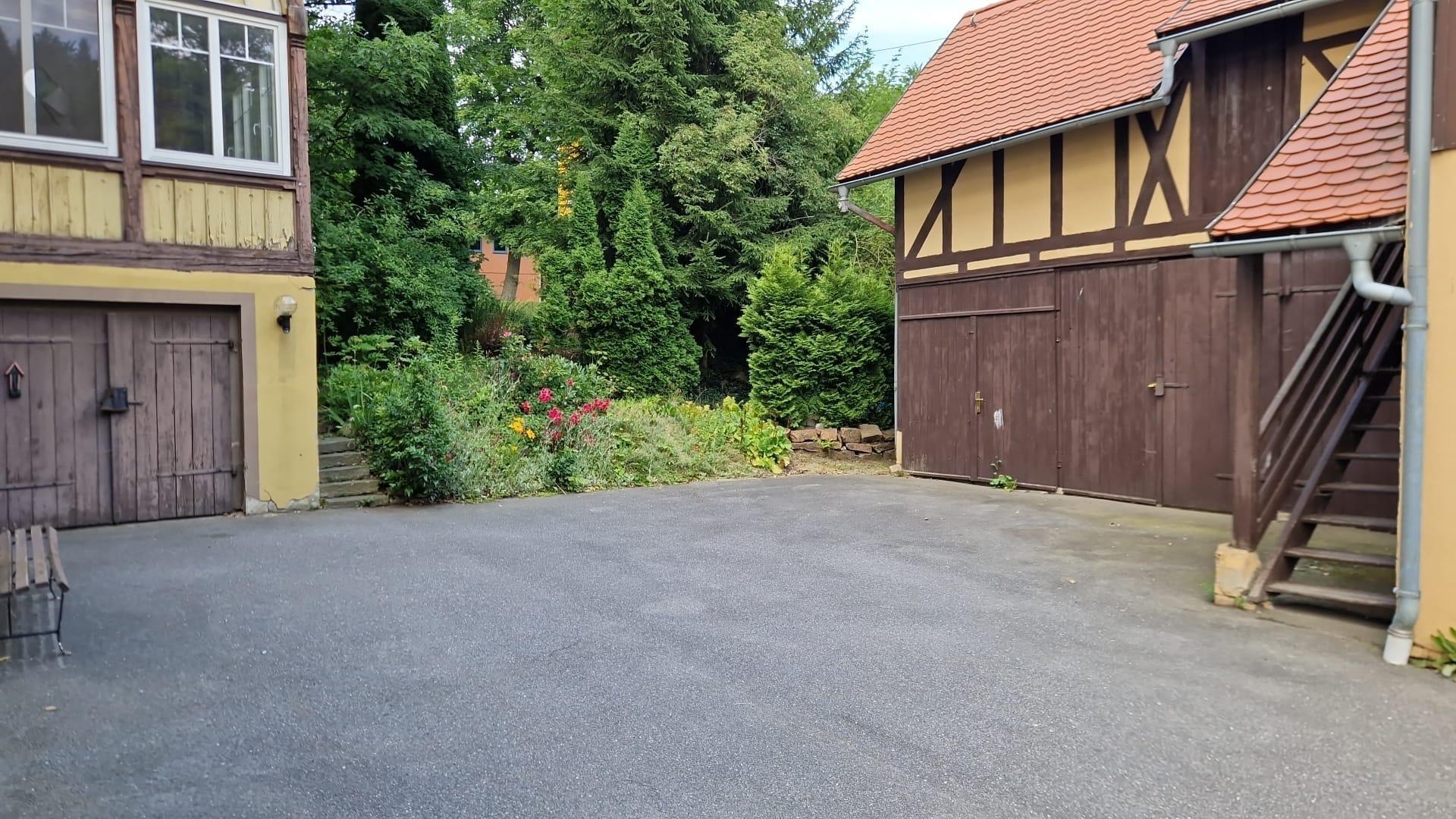 Innenhof mit Stellflächen