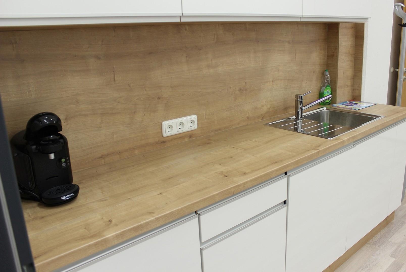 Küchenzeile und Kühlschrank