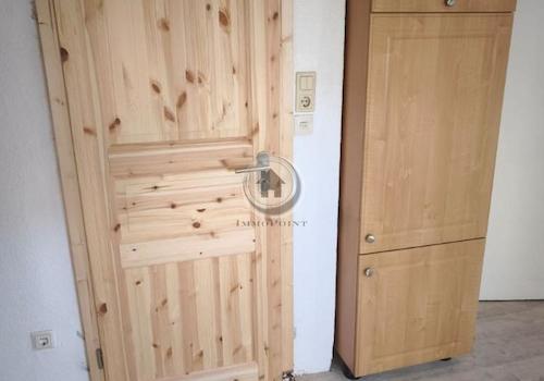 Einganstür und Küchenschrank