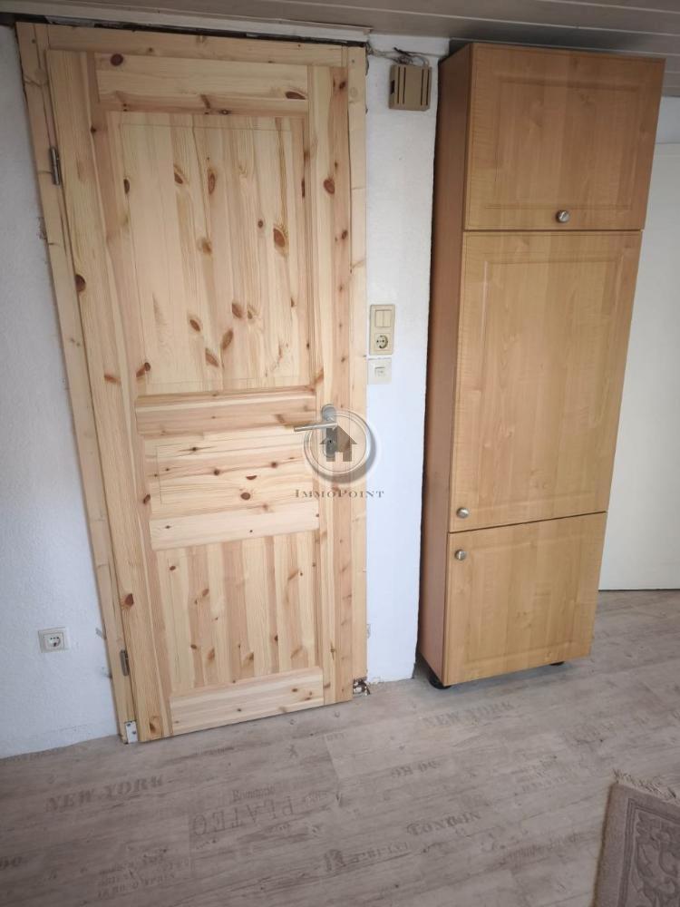 Einganstür und Küchenschrank