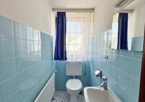 separates WC