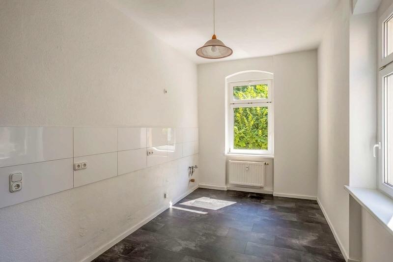 Küche mit Fliesenspiegel und Fenstern