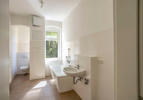 Tageslichtbad mit Badewanne