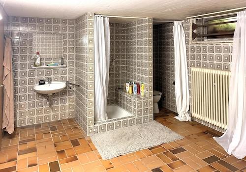 ... mit Dusche und Toilette