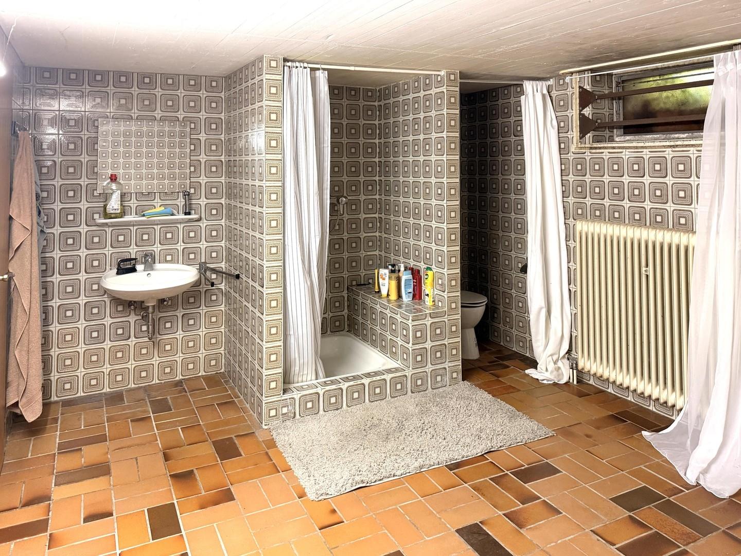 ... mit Dusche und Toilette