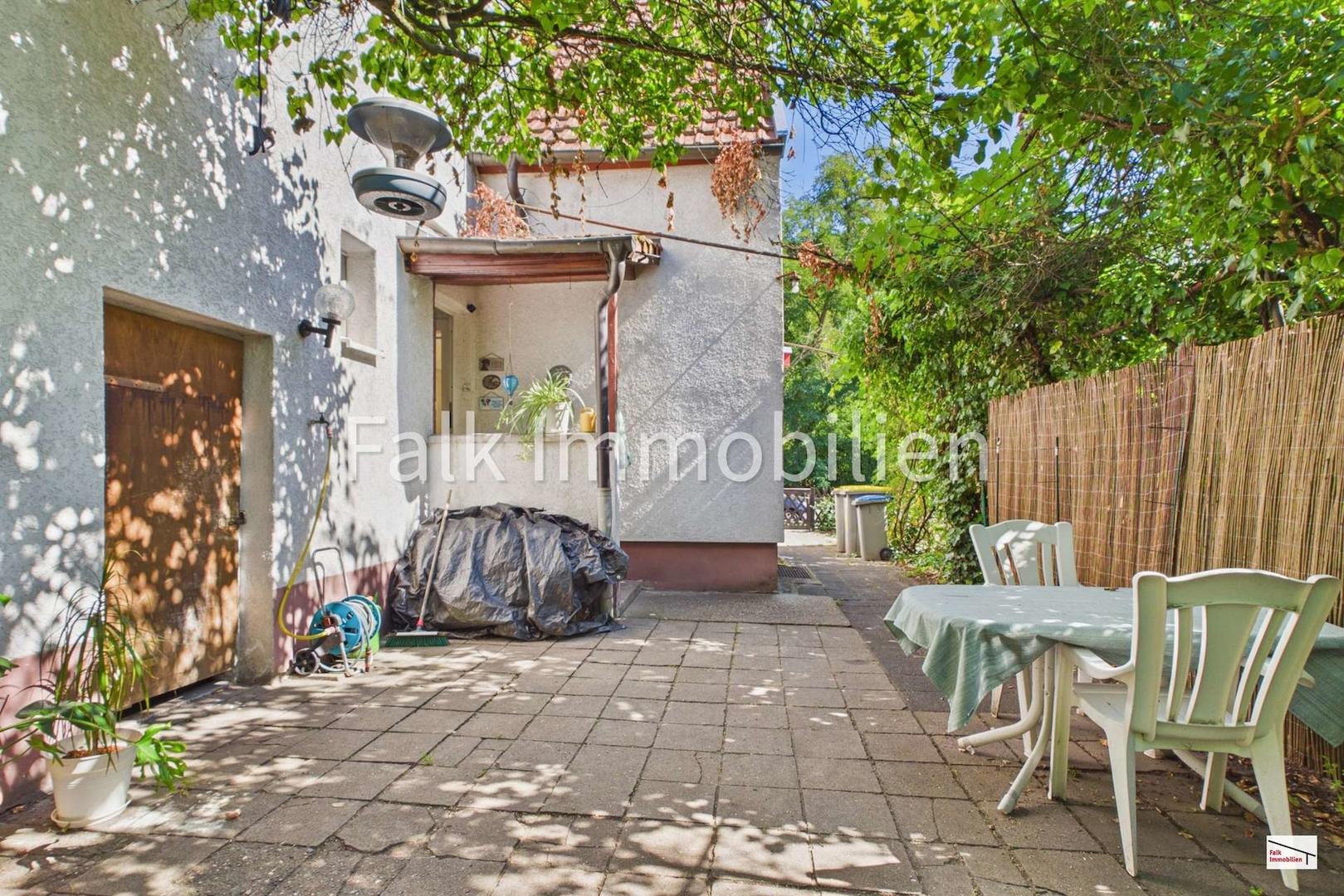 Terrasse mit Hauseingangsbereich