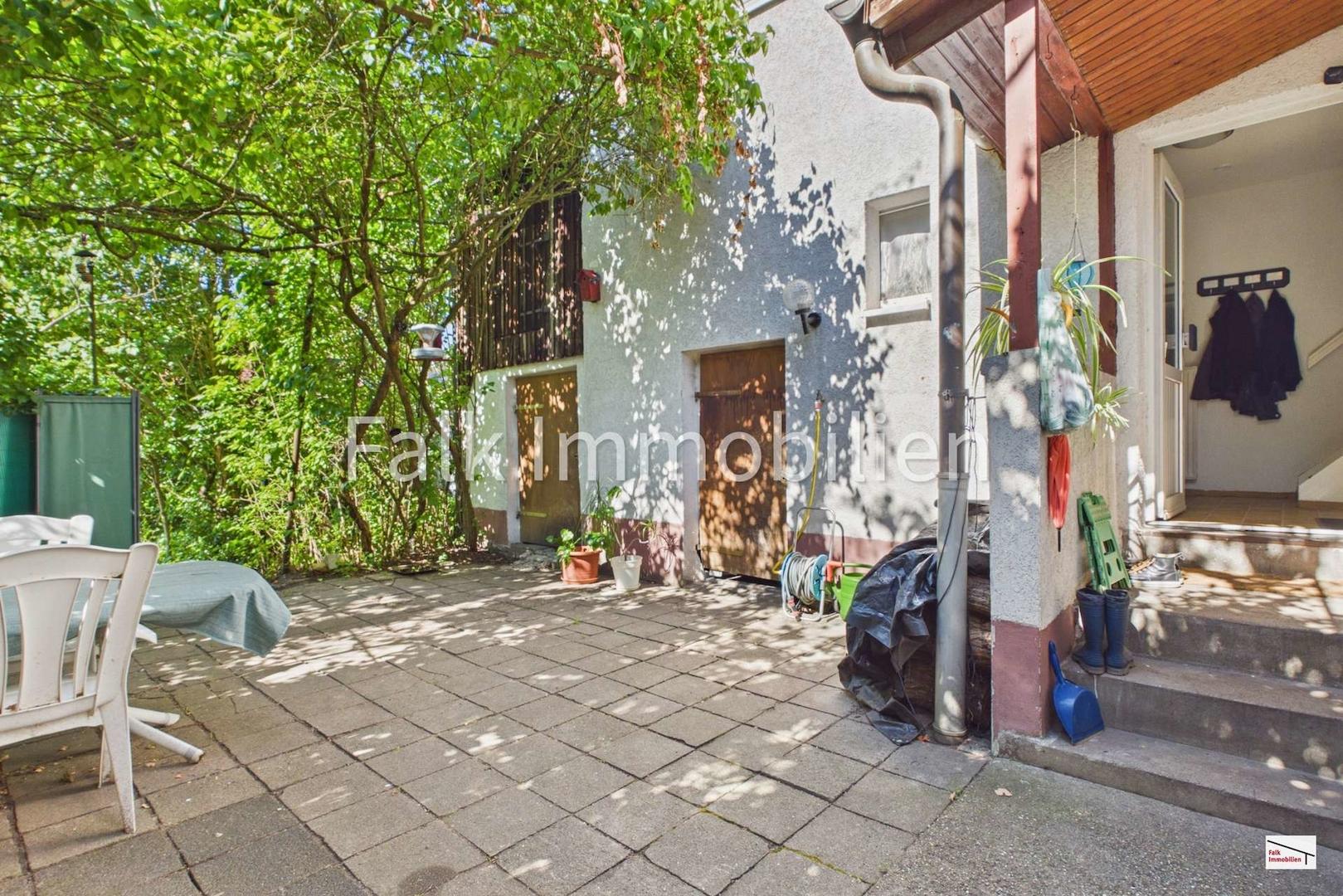 Terrasse mit Hauseingangsbereich