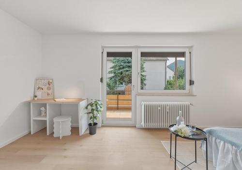 Schlafzimmer mit Büro-Ecke