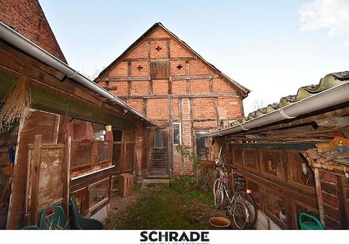 Kaninchenställe auf dem Weg zur Scheune