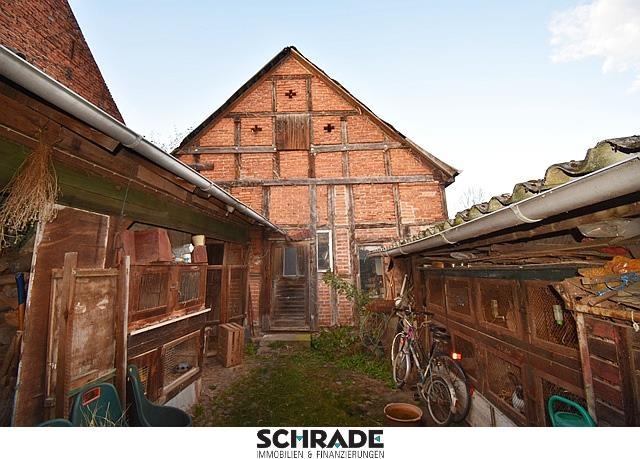 Kaninchenställe auf dem Weg zur Scheune