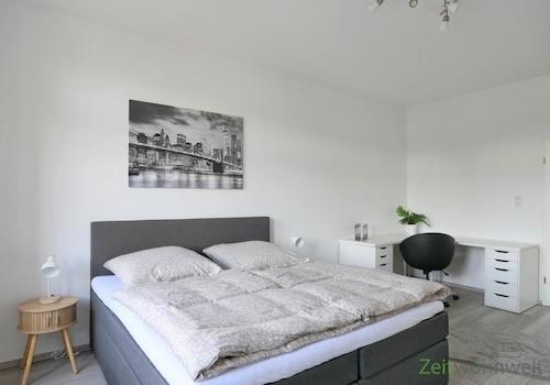 Doppelbett und Schreibtisch