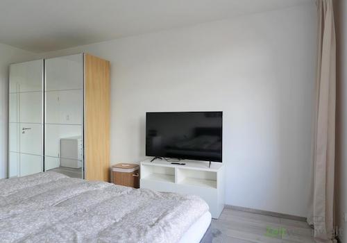 Blick zu TV und Kleiderschrank
