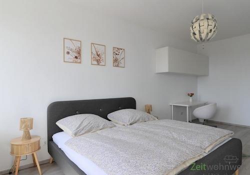 großes Doppelbett