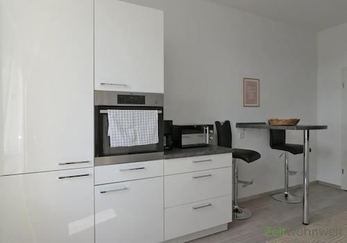 moderne Einbauküche und Esstisch