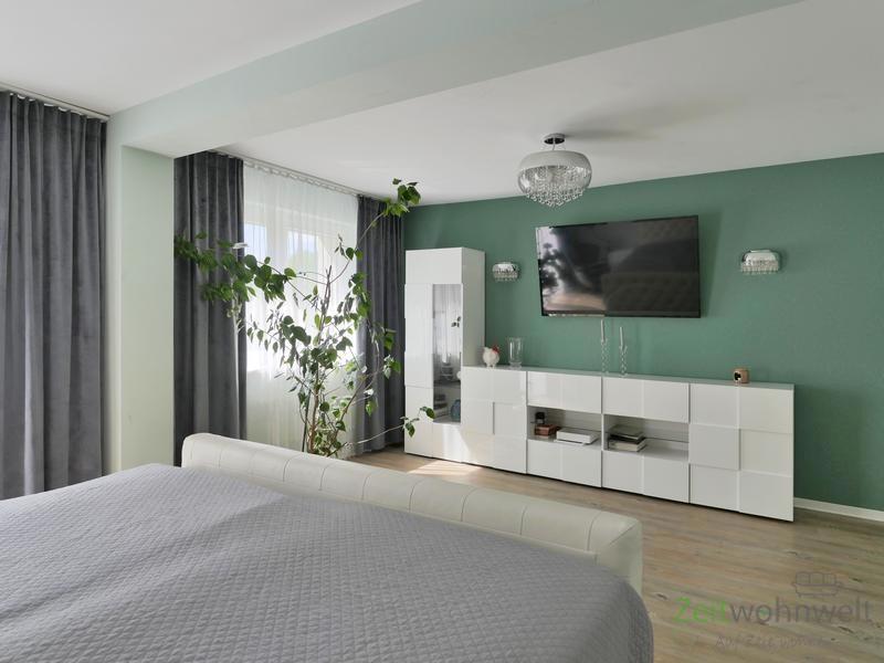 TV und Kommode im Schlafzimmer