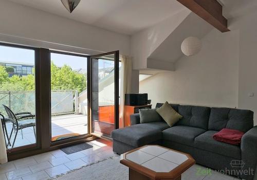 großes Sofa vor dem Dachbalkon