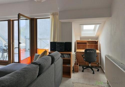 Schreibtisch-Ecke im Wohnzimmer