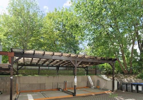 Carport im Innenhof