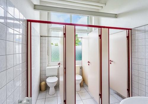 Toilettenbereich mit Fenster
