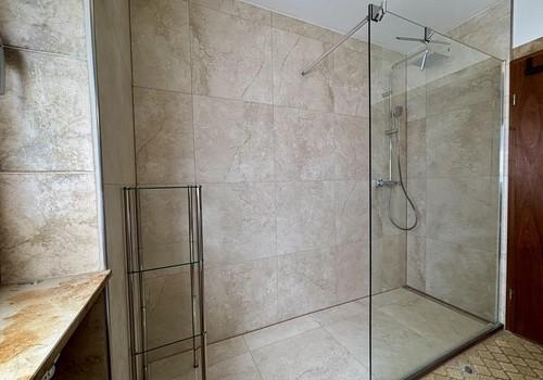Große begehbare Dusche
