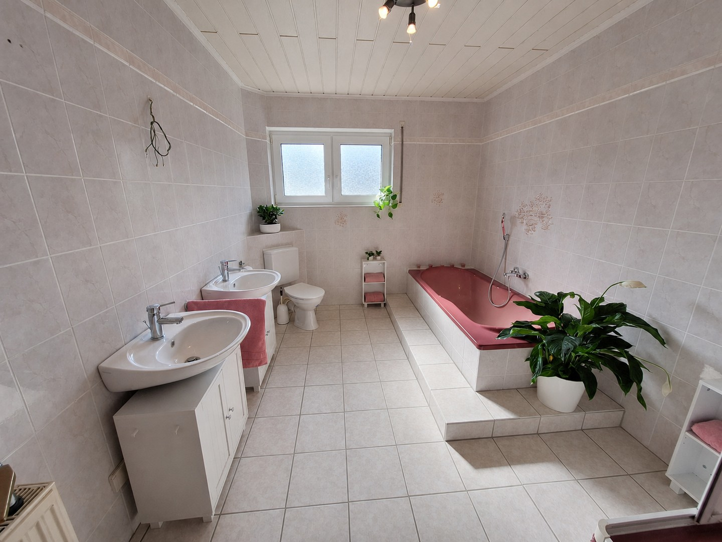 Bad mit Badewanne und Dusche