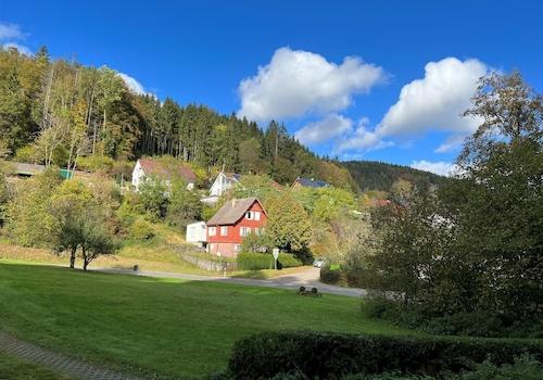 Wohnhaus in grüner Umgebung