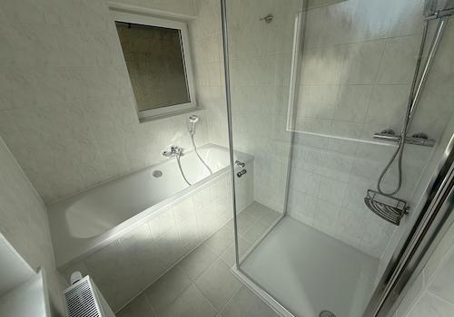 Badewanne und begehbare Dusche