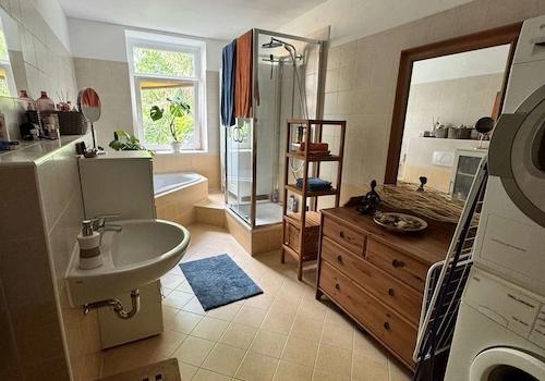 Badezimmer mit Wanne und Dusche im EG
