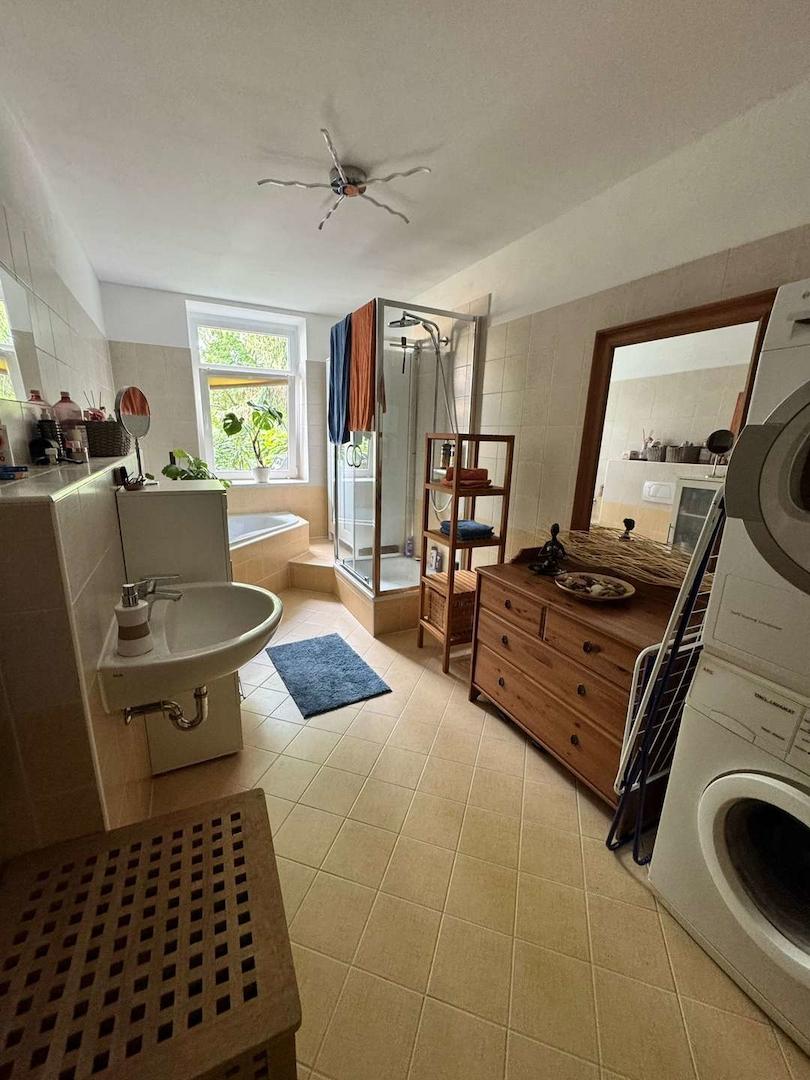 Badezimmer mit Wanne und Dusche im EG
