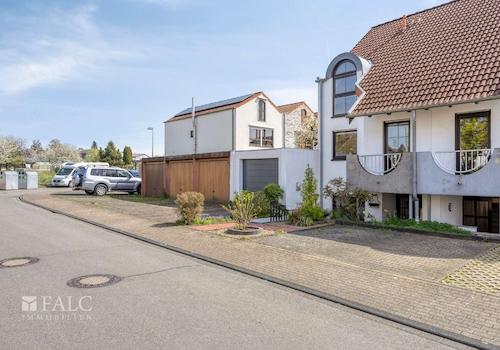 Stellplätze am Haus und Garage