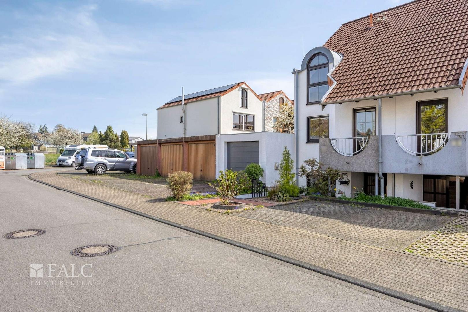 Stellplätze am Haus und Garage