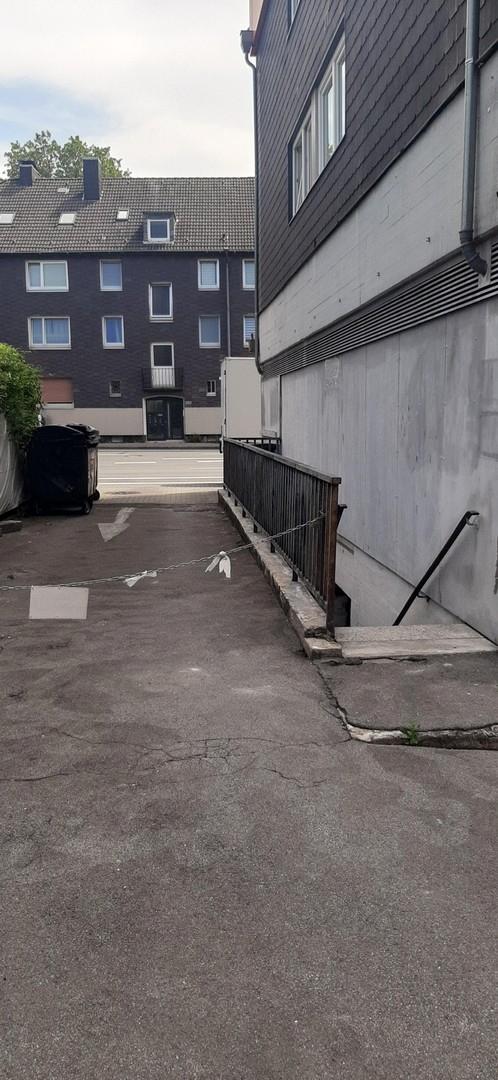 Einfahrt mit Außentreppe