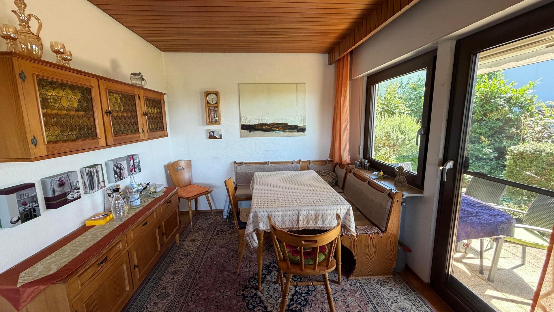 Esszimmer mit Zugang auf die Terrasse