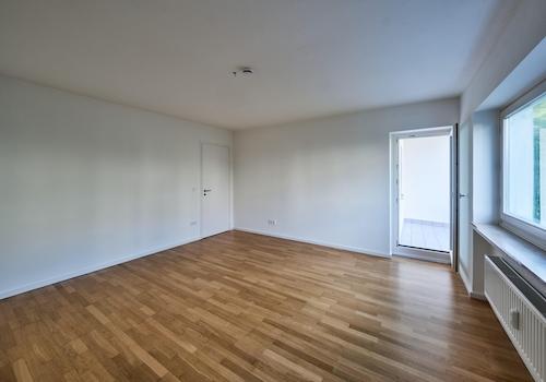 Wohnzimmer mit Balkontür