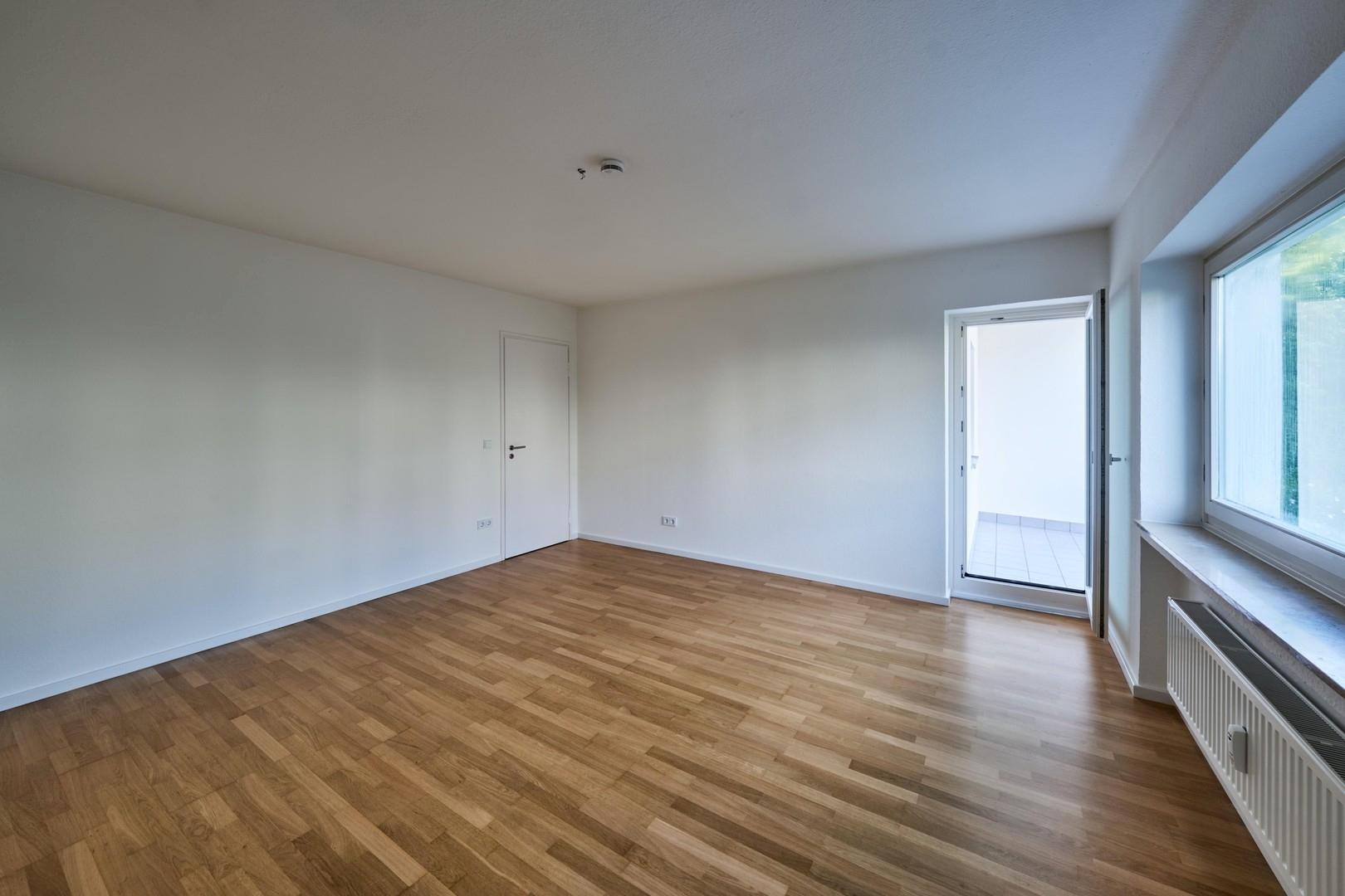 Wohnzimmer mit Balkontür