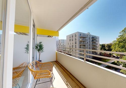 großer Balkon mit Sonnenlicht