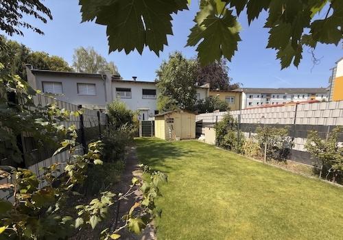 Großer Garten mit Gartenhaus