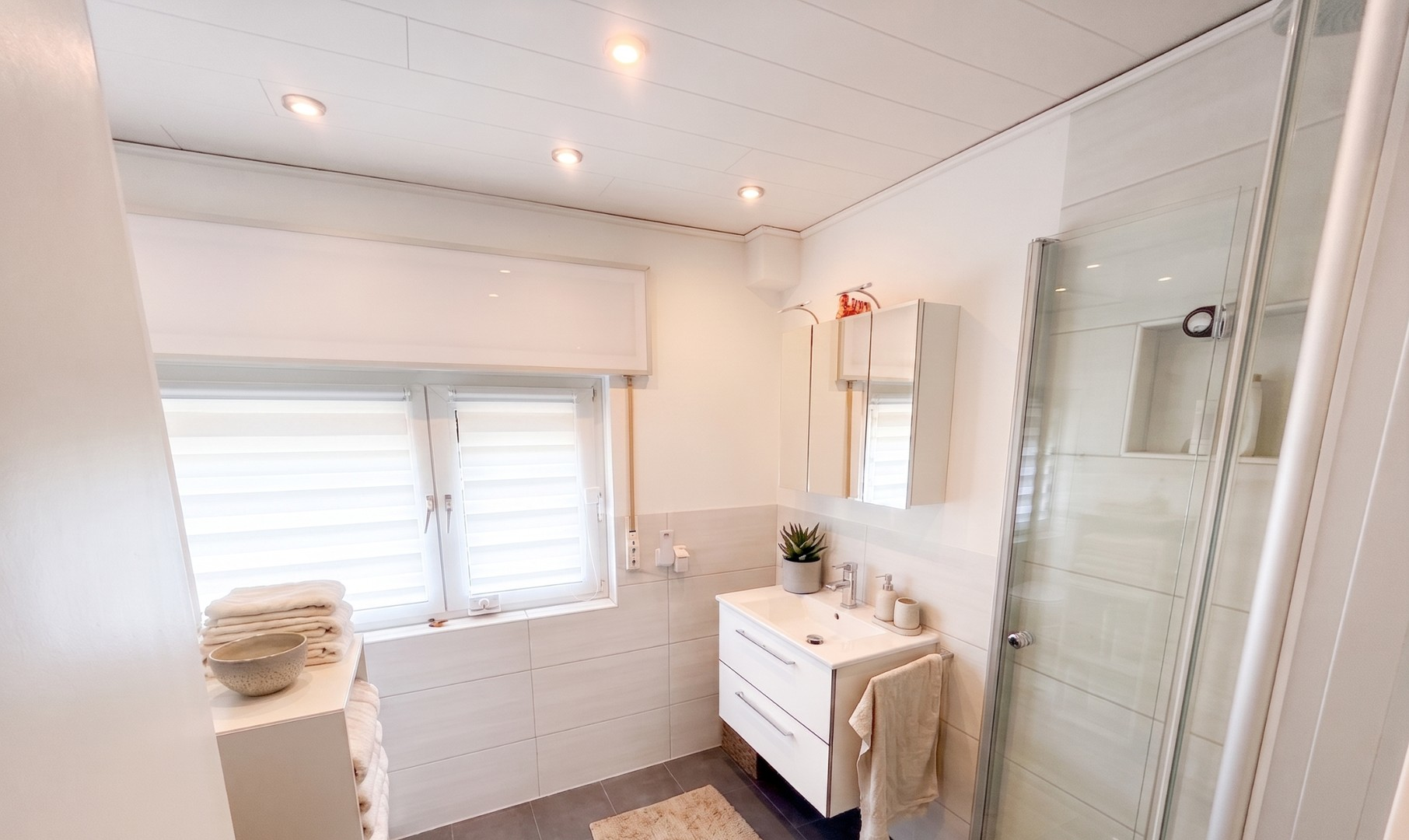 Modernes Duschbad
